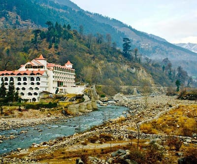 https://imgcld.yatra.com/ytimages/image/upload/t_hotel_yatra_city_desktop/v1439210370/Domestic Hotels/Hotels_Manali/Hotel Manali Resorts/Overview.jpg